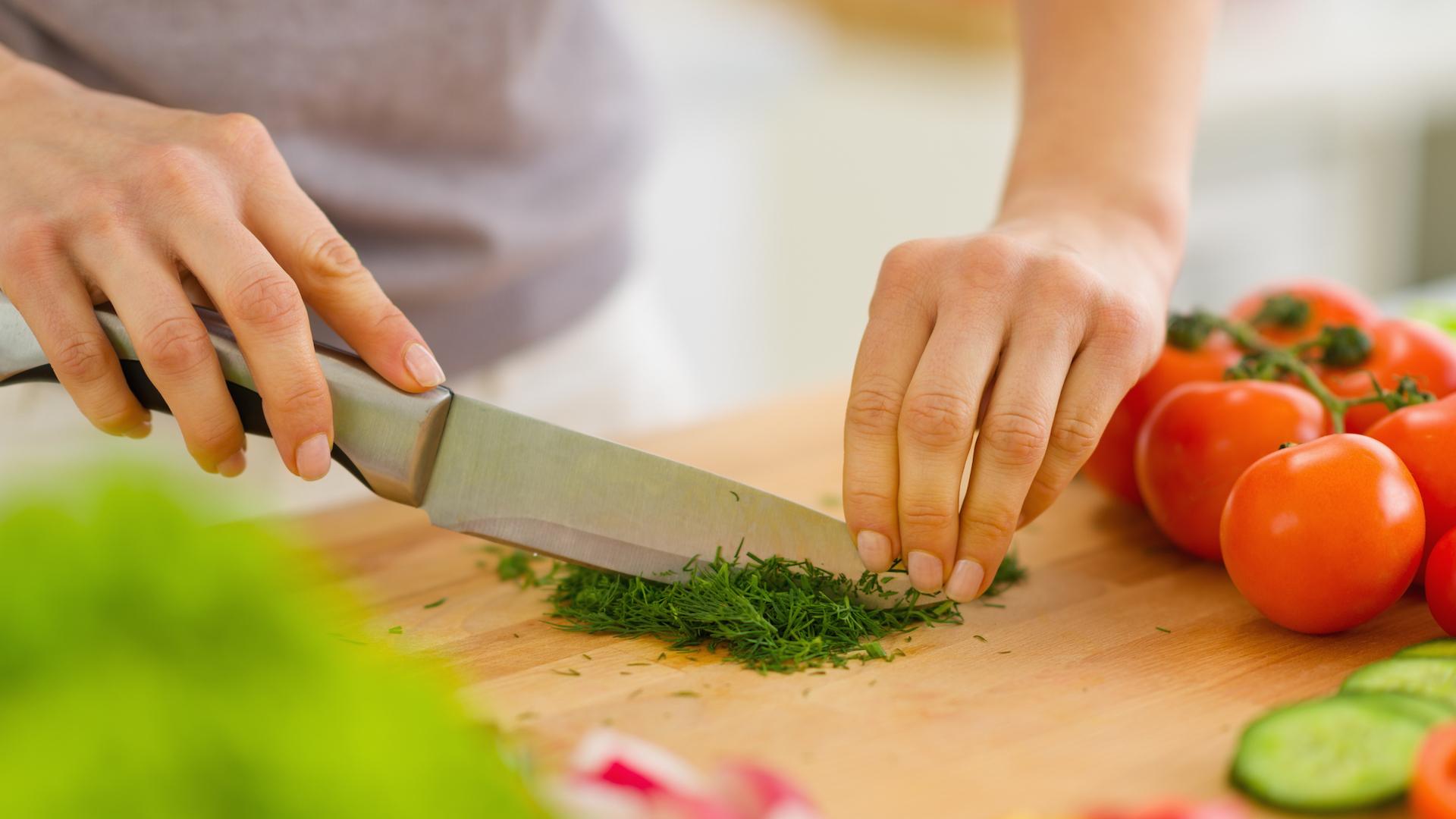 Нож режет овощи. Женщина нарезает овощи. Режем овощи. Нарезание овощей. Человек режет овощи.